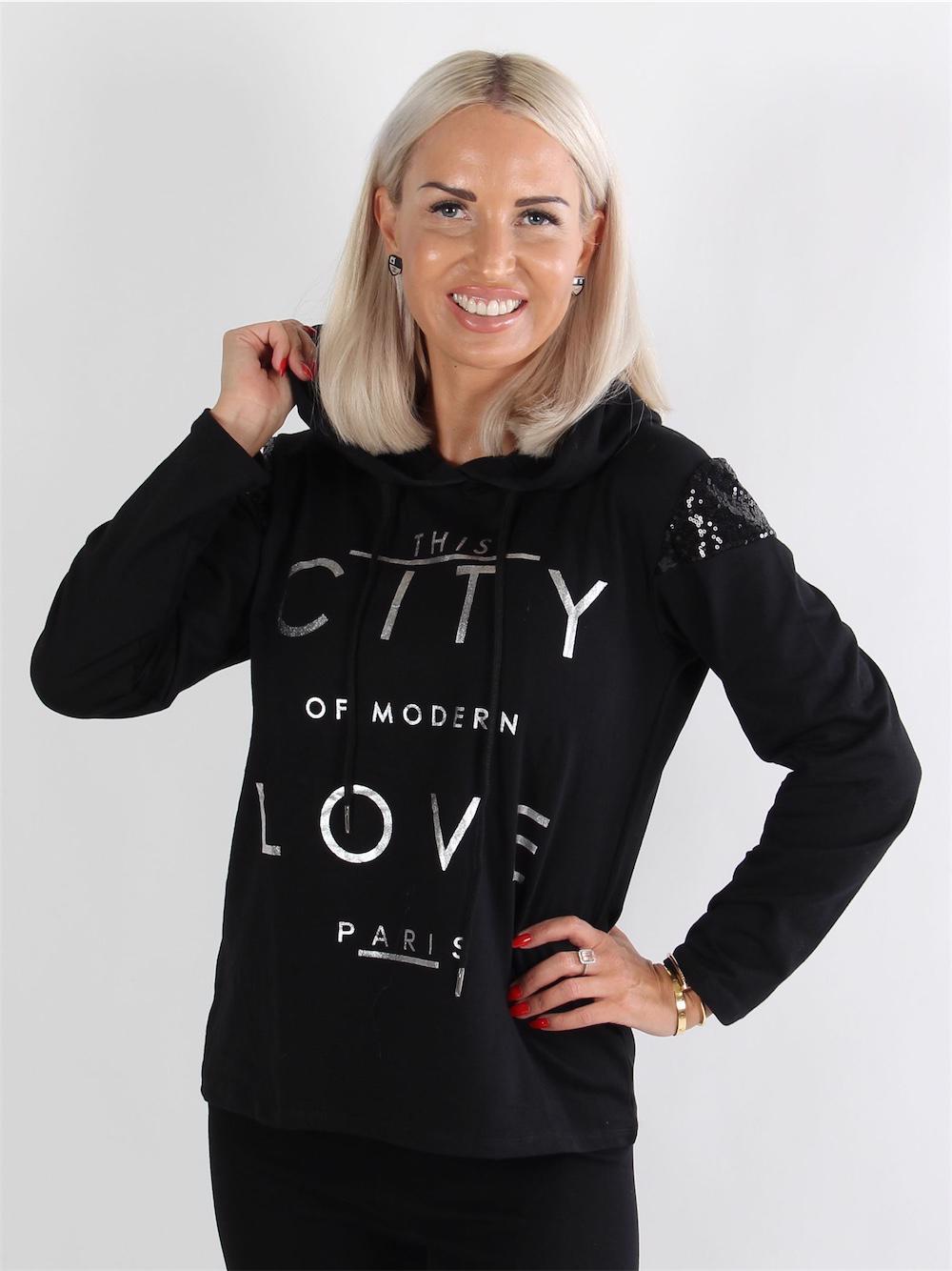 Mona top - Sort hættetrøje med sølv skrift og sorte pailletter på skuldrene